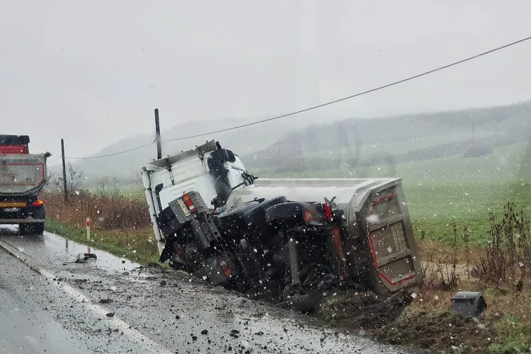 FOTO. S-a răsturnat un camion în Bonțida! E periculos în zonă din cauza ninsorii și a viscolului 