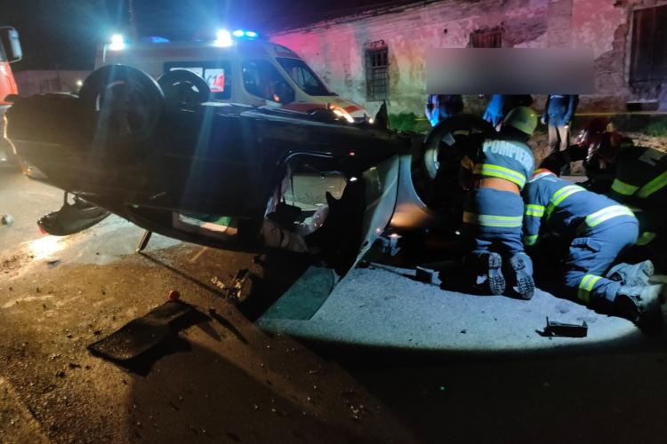 Accident GRAV la ieșire din Cluj. Un tânăr a pierdut controlul asupra bolidului și s-a răsturnat - FOTO