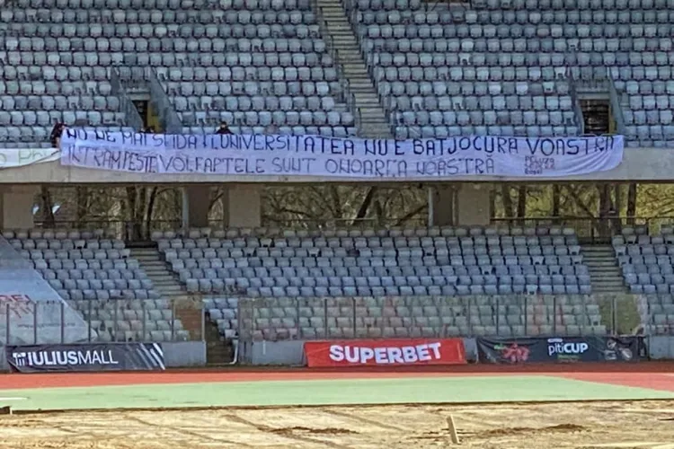 Tișe somat de galeria U Cluj să termine gazonul: ”NU NE MAI SFIDAȚI, UNIVERSITATEA NU E BATJOCURA VOASTRĂ! INTRĂM PESTE VOI” - FOTO