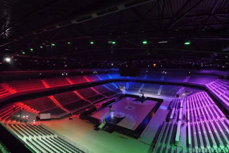 Primăria a ”topit” 500.000 de euro pe un sistem de iluminat nou la Sala Polivalentă. Parcă e la discotecă! - VIDEO