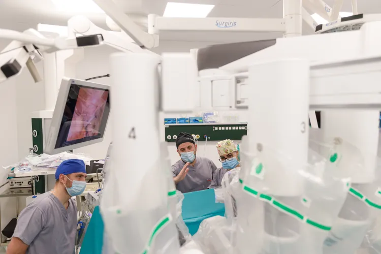 Dr. Adrian Bartoș, Spitalul Medicover Cluj: În mâinile unei echipe experimentate, chirurgia robotică poate avea un impact major în tumorile abdominale