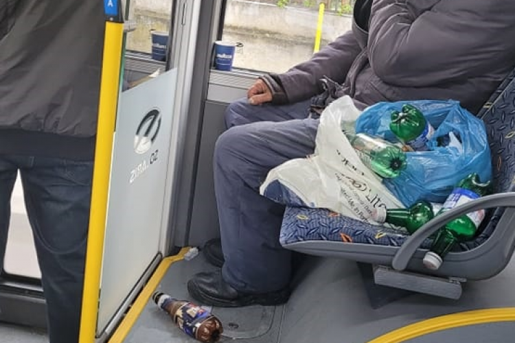 ”Off, săracul om...” - Imagine TRISTĂ din Clujul de cinci stele! Un om al străzii doarme în autobuz, răpus de căldură - FOTO