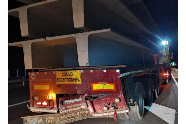 FOTO. Accident cu două camioane la ieșirea de pe Autostrada Sebeș-Turda! Unul efectua transport agabaritic