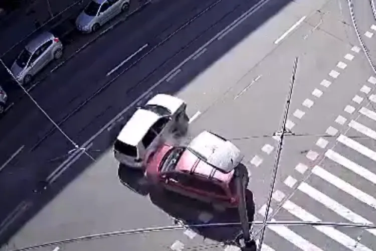 Accident pe strada Horea. Prioritatea e pentru fraieri - VIDEO de pe camerele de supraveghere