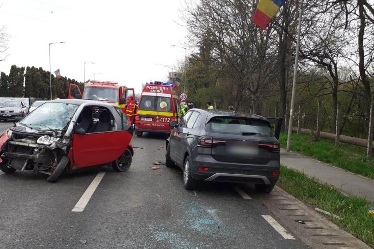FOTO. Accident cu 3 mașini la ieșire din Cluj-Napoca, spre comuna Florești! Două persoane evaluate de paramedici