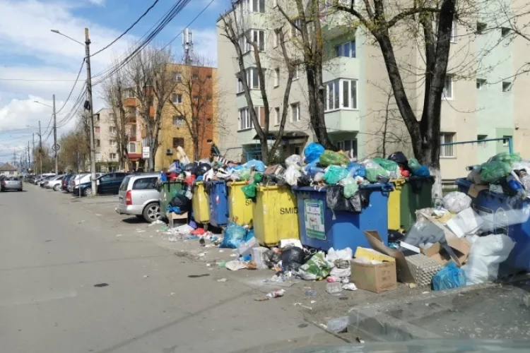 Supercom le face sărbătorile pascale fericite clujenilor. Gunoaiele miros insuportabil sub geam - FOTO