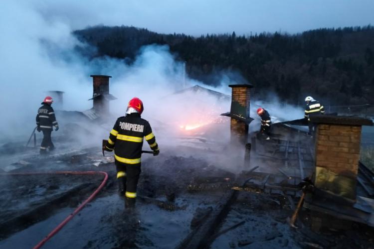 FOTO. Brutărie, magazin și două garaje, distruse într-un incendiu devastator în Ardeal