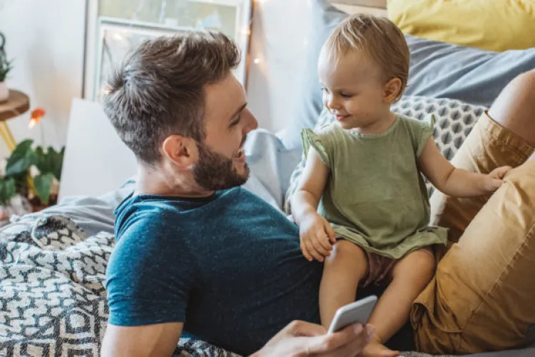 Noi beneficii pentru părinții cu copii mici. Aceștia vor putea munci de acasă timp de patru zile pe lună, iar TVA-ul va fi redus la 5%, la unele produse