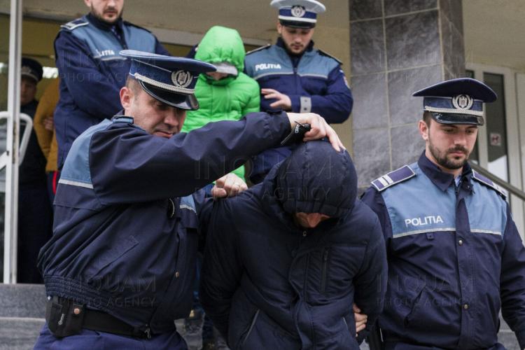 Doi români au furat un seif cu jumătate de milion de euro dintr-un apartament și au ”topit” banii la ”păcănele”. Au mers la ”pont”