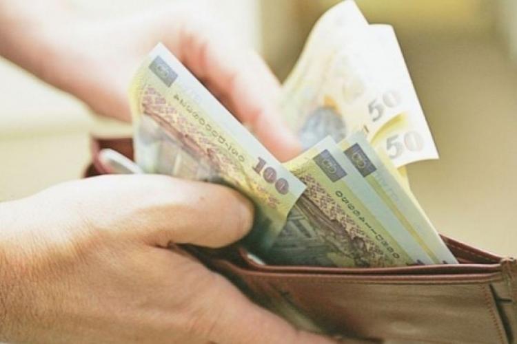 Scumpirile „topesc” veniturile românilor! Cât a ajuns să fie pensia minimă şi salariul minim în România, din cauza inflației