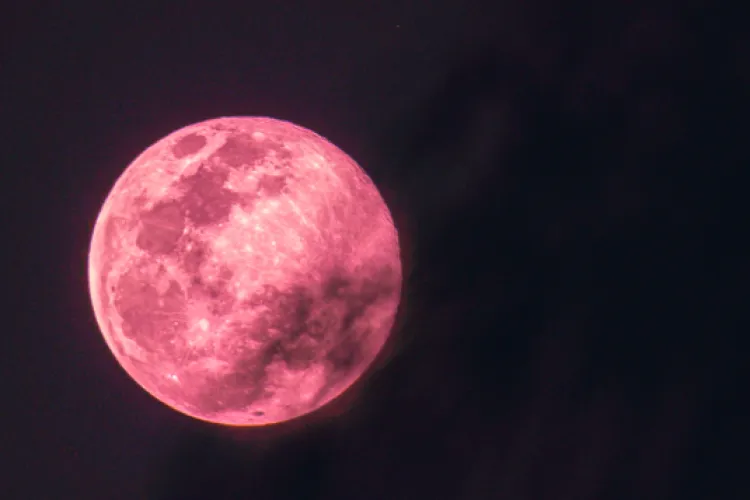 Fenomenul astronomic numit „Luna Roz” va putea fi admirat și de pe cerul României. Când va putea fi urmărită luna?