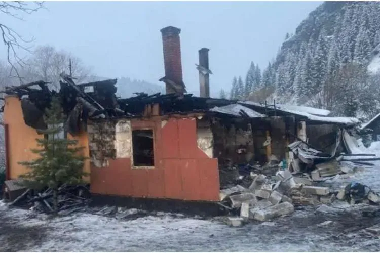 Sfârșit tragic pentru un bărbat din Mureș. Casa i-a luat foc de la un scurtcircuit electric