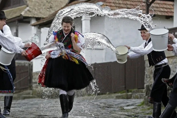 Stropitul fetelor sau ”Udatul” de Paști! Mai e de actualitate acest obicei sau e considerat abuziv - FOTO