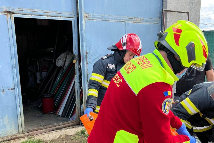 FOTO. Explozie la o hală din comuna Chinteni. Un bărbat transportat la spital de către echipajul SMURD de terapie intensivă mobilă!