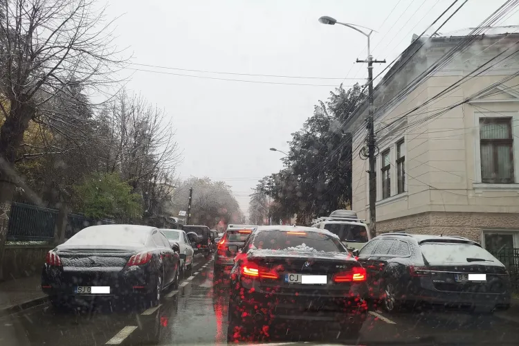 Traficul clujean blocat de zăpada căzută. Șoferii l-au acuzat pe Emil Boc că a distrus traficul - FOTO