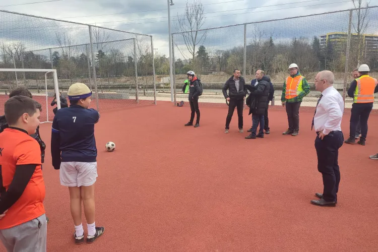 Emil Boc, deranjat de un ziarist în vizita ”aranjată” pe santierul betonat de la Someș. Copiii cu care a mimat fotbalul: ”Când ne dați înghețata?”