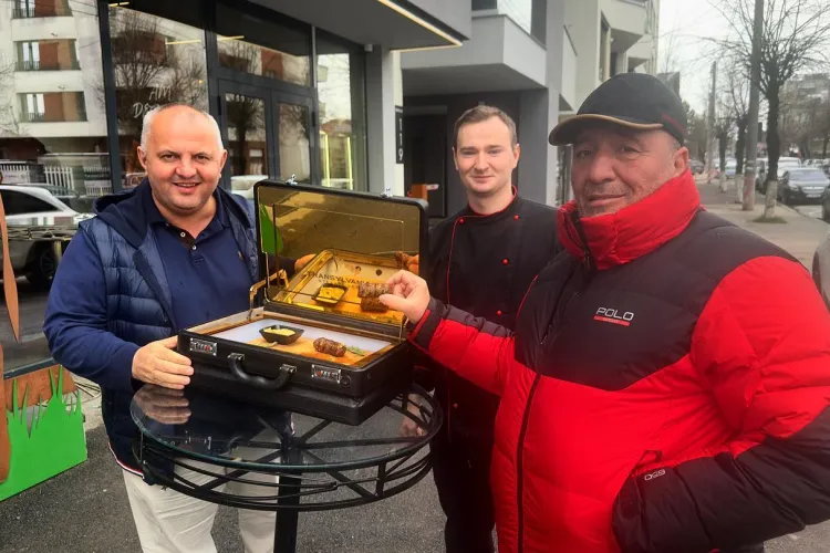 Nelson Mondialu a lansat o noua fiță de Cluj! Mici cu foiță de aur îmbibați în muștar și cu pâine