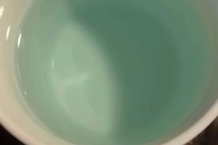 FOTO. „Clujul de 5 stele”, oamenii s-au trezit cu apă albastră la robinet: „Oare este potabilă?”