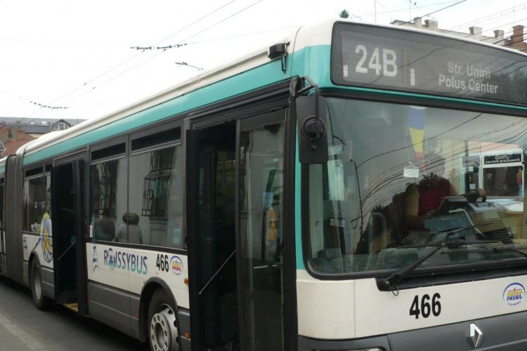 Momente de panică în autobuzul 24B! O fată a leșinat după ce a stat în picioare 45 de minute, în traficul de dimineață