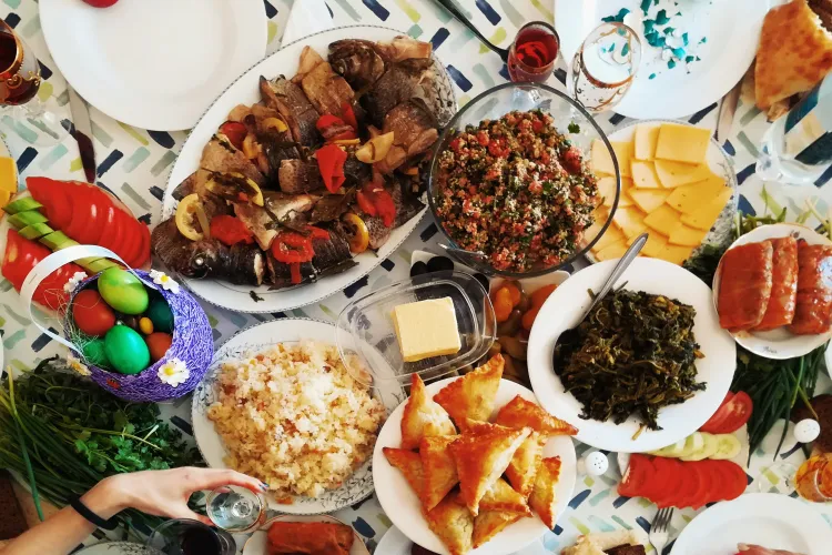 Câți bani vor fi nevoiți românii să scoată din buzunar pentru un meniu complet de Paște, preparat acasă?