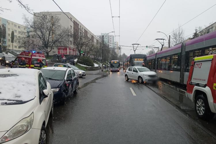 Accident pe strada Primăverii la intersecția cu Aleea Clăbucet. Traficul a fost afectat 40 de minute - FOTO
