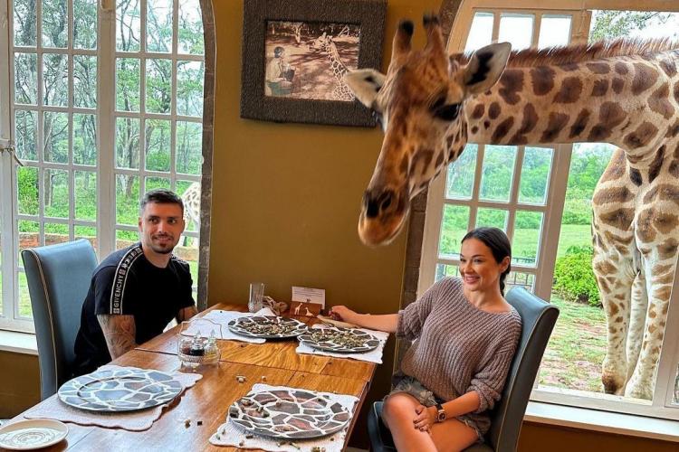 Clujeanca Vlăduța Lupău este în Africa și hrănește girafe. Fanii au reacționat cu ironii la un moment care trebuia să fie apreciat - FOTO