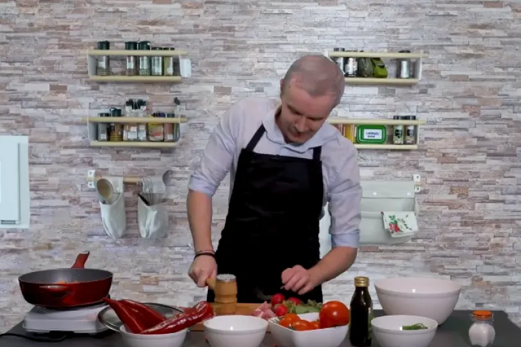 Liviu Dragnea, devenit bucătar, imitat la perfecție de Ionuț Rusu: Vă las că am de mers două ore până în partea cealaltă a casei - VIDEO