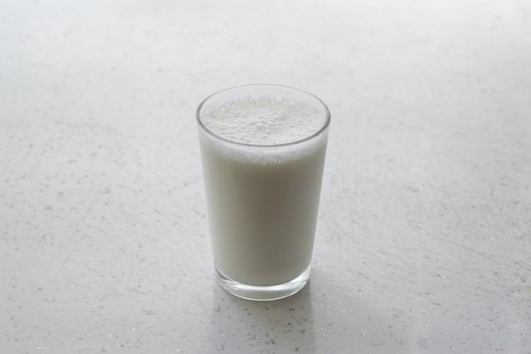 Guvernul vrea să reducă prețul laptelui pentru 6 luni. Cât ar putea costa un litru luna viitoare, dacă marile magazine vor fi de acord