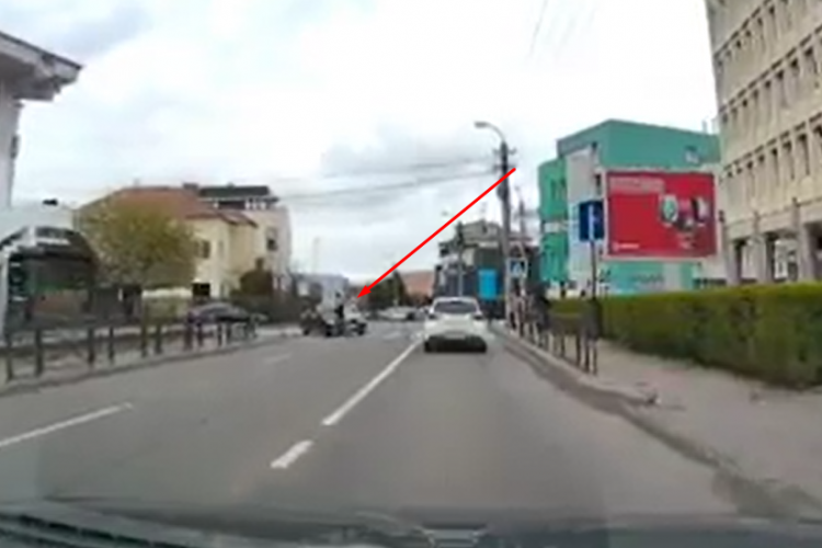 VIDEO. Șofer „bombardier”, aproape să calce un pieton pe strada Republicii. Culmea, tot el a fost cel deranjat!