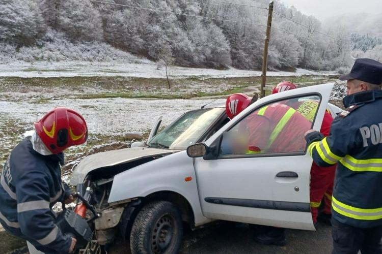ACCIDENT cu două victime între localitățile Chiuiești și Măgoaja! Un bărbat a fost transportat la spital