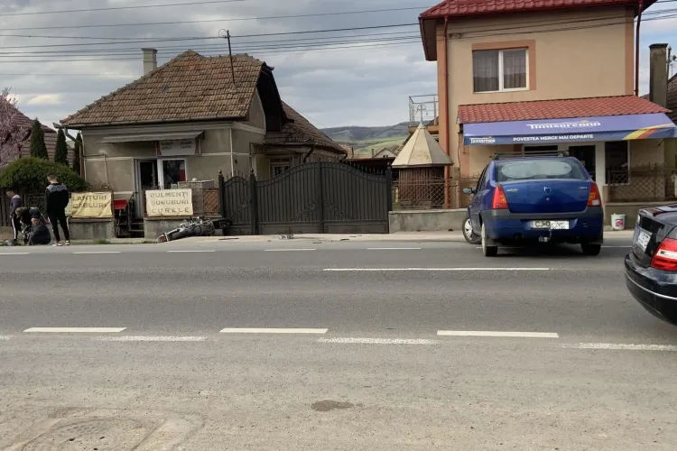 Accident în Gilău, între un motociclist și un Logan - FOTO