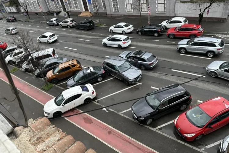 Mai multe mașini avariate pe Dorobanților, în Cluj-Napoca. A ieșit din parcare și a urmat o tamponare multiplă - FOTO