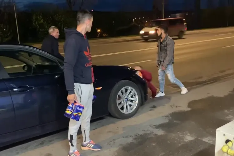 Bătaie de Înviere la Cluj! ”Înarmați” cu baxuri de bere și-au cărat pumni în Noaptea Sfântă - VIDEO