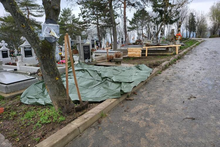 Muncitori de la RADP Cluj, prinși cum fac ciubucuri în cimitirul Pomet, din Cluj-Napoca, desigur totul la NEGRU - VIDEO