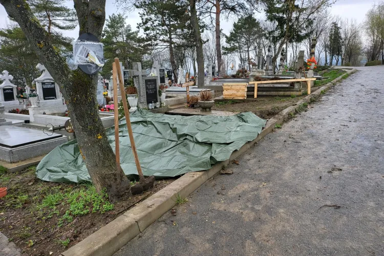 Muncitori de la RADP Cluj, prinși cum fac ciubucuri în cimitirul Pomet, din Cluj-Napoca, desigur totul la NEGRU - VIDEO