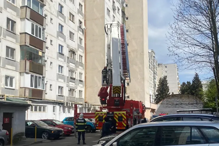 Balcoanele închise la blocurile comuniste devin o problemă! Cade sticlă pe Calea Florești - VIDEO