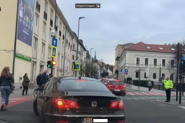 Un bombardier i-a dat cu ”seen” unui politist local în centrul Clujului. Agentul a fluierat a pagubă - VIDEO
