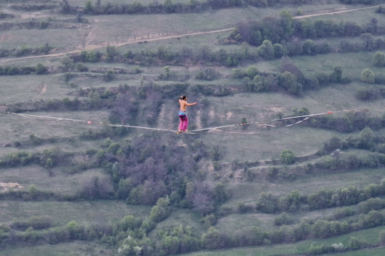 Acrobație incredibilă la Piatra Secuiului, Rimetea! Un acrobat a mers pe sârmă la sute de metri înălțime - VIDEO