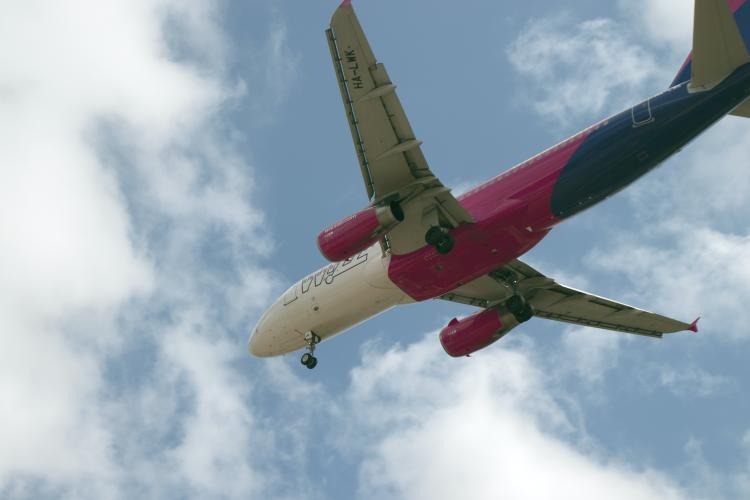 Un avion decolat din Sibiu a aterizat de urgență la Budapesta! Momente de panică pentru pasageri 