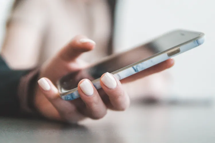 Elevii nu mai pot folosi telefoanele mobile la ore! Noul amendament adus Legilor Educaţiei prevede și interzicerea fumatului la școală