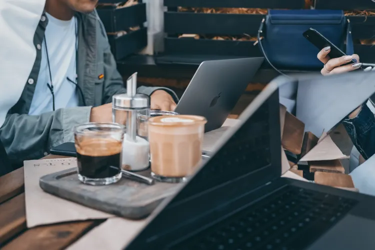 Fără laptop la cafenea, regula impusă de tot mai mulți patroni din Cluj-Napoca: „Era o atmosferă super nepotrivită”