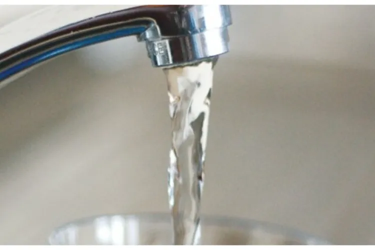 Răzbunarea unui cuplu pe proprietarul unei vile închiriate prin Airbnb. Au consumat ca nebunii apă și gaz