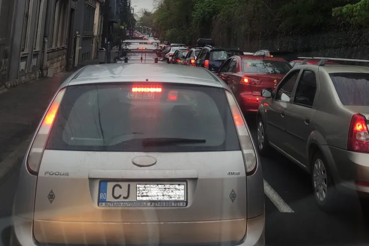 Șoferii și pietonii s-au certat pe tema blocajului rutier de pe strada Clinicilor: Noroc că metroul și centura sunt gata făcute pe randări!