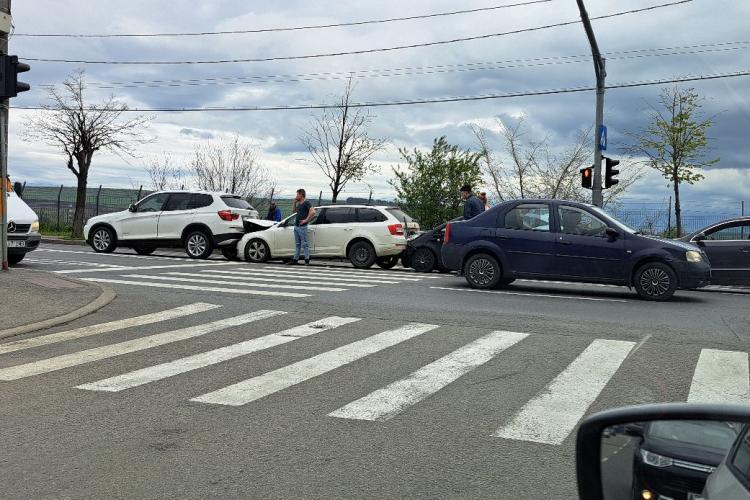 Accident în lanț pe strada Traian Vuia! Traficul spre Aeroport este afectat serios - FOTO
