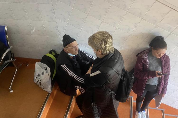 Pacienții stau pe jos la un spital din Cluj, așteptând consultațiile: ”Suntem cirezi de vite, nu oameni” - FOTO