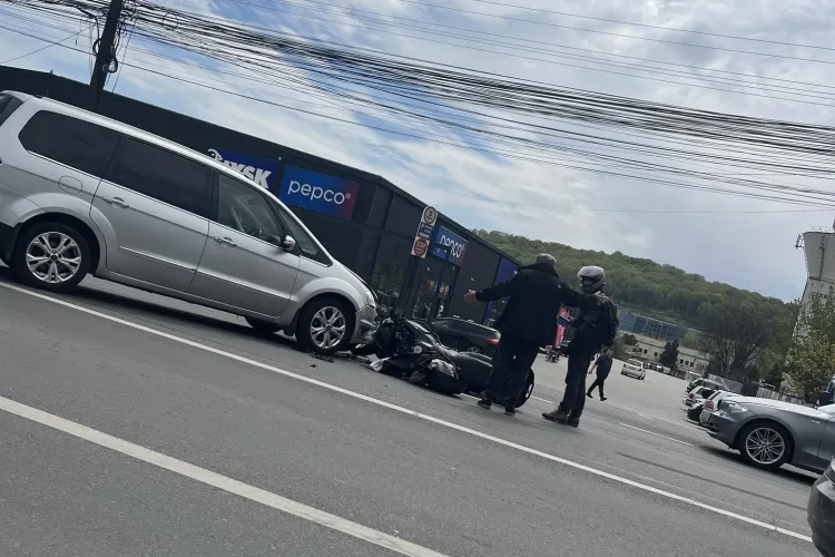 O motocicletă a ajuns sub o mașină pe Calea Baciului, lângă Petrom. De ce șoferii nu sunt atenți la bikeri? - VIDEO