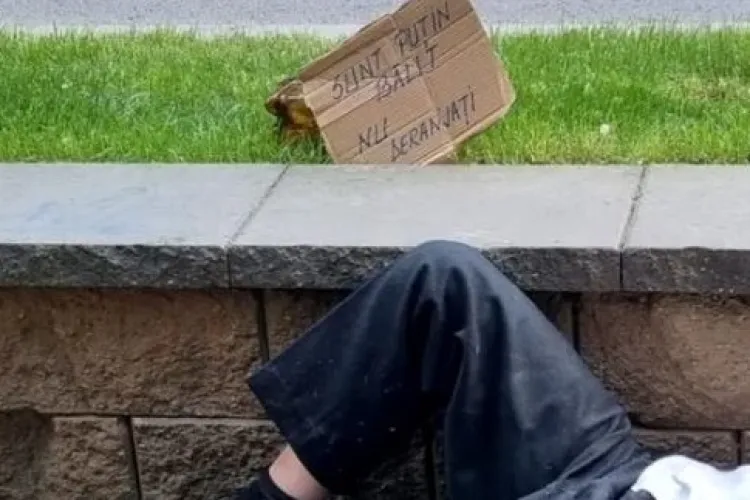 Și-au bătut joc de un bărbat beat, în loc să îl ajute! Se puteau alege cu dosar penal - FOTO