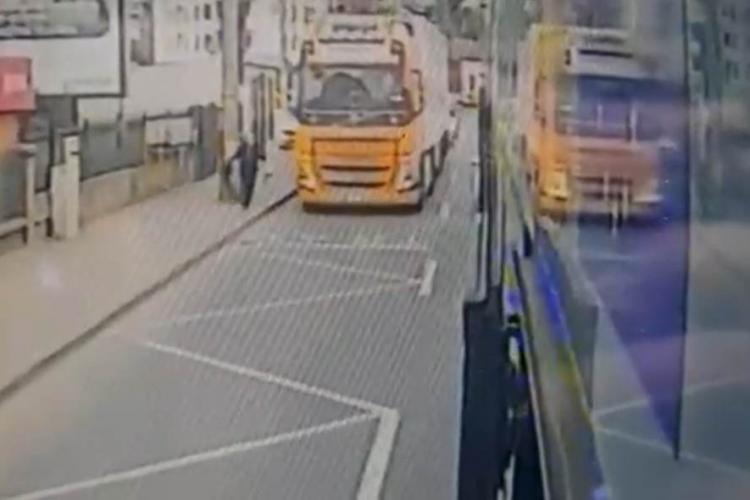 VIDEO. Accident teribil în Cluj! O femeie a fost lovită de un TIR în timp ce se grăbea să prindă tramvaiul