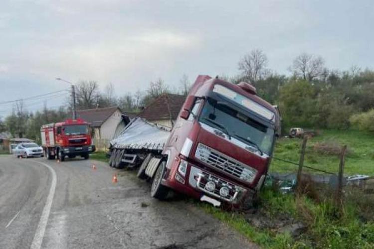 Un bistrițean a intrat cu TIR-ul încărcat cu bere, în șanț. Șoferul consumase alcool