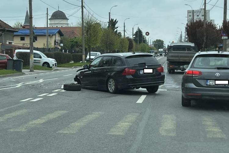 Accident pe strada Corneliu Coposu. A sărit roata BMW -ului în urma impactului - FOTO